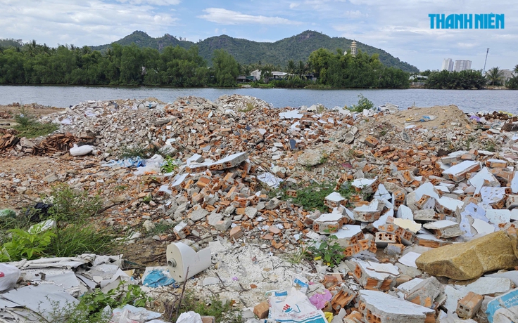 Khu đất ven sông Cái Nha Trang vừa dọn dẹp, xe tải lại chở xà bần đến đổ