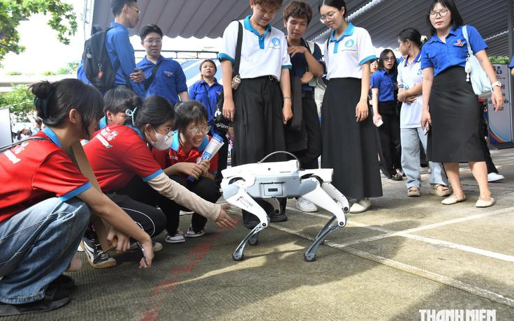 Ai cũng hò reo khi 2 đại biểu đặc biệt lên sân khấu khởi động ngày hội