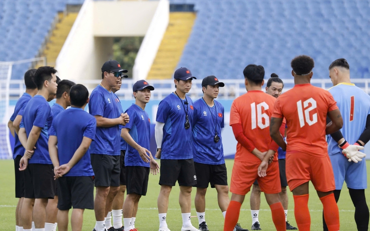 Dàn trợ lý cực xịn của HLV Kim Sang-sik khiến khán giả tò mò, họ là ai?
