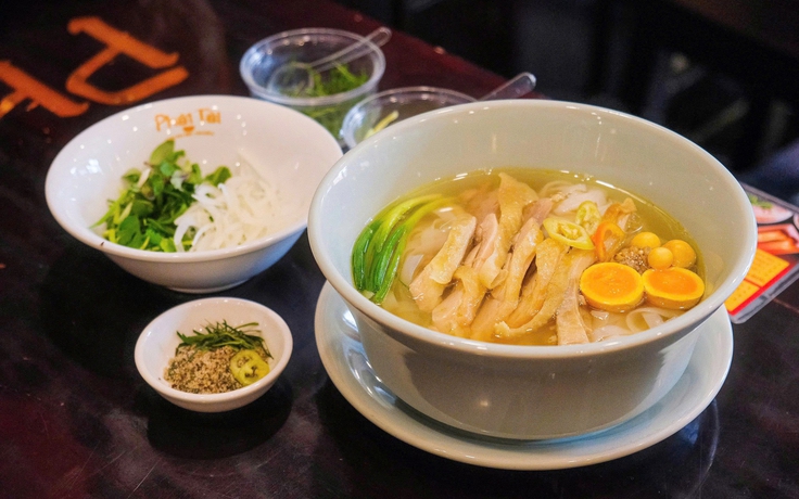 Một tô phở Việt có thể kể gì với du khách nước ngoài?