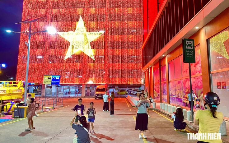 Rủ nhau check-in dưới hình ảnh cờ đỏ sao vàng ‘khổng lồ’ trước thềm 2.9
