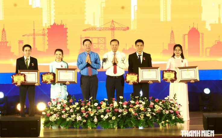 Tôn vinh 11 kỹ sư, người lao động làm lợi cho doanh nghiệp cả trăm tỉ đồng