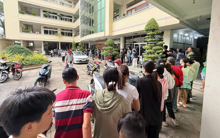 Xếp hàng dài mua sách giáo khoa nhưng không mua được, nhà xuất bản nói gì?