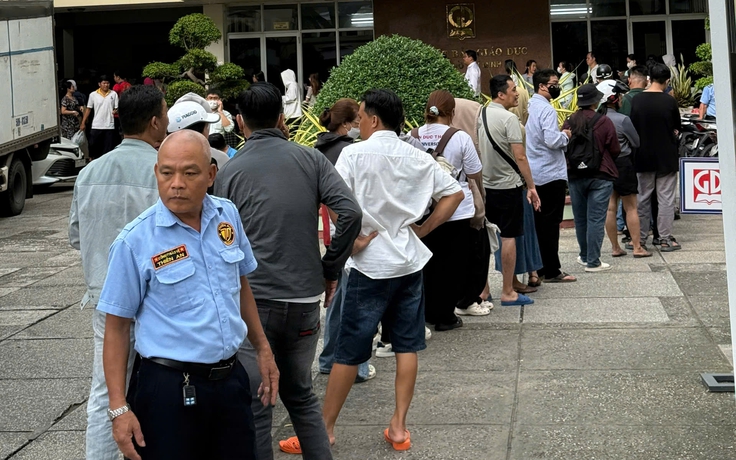 Sáng nay, người dân xếp hàng mua sách giáo khoa dài ra tận cổng nhà sách