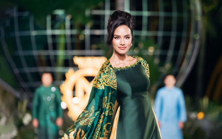 Vì sao áo dài Miss World Opal Suchata diện tại Việt Nam bị chê 'dìm dáng'?