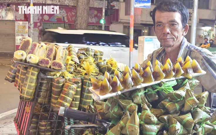 Rong ruổi bán bánh tét ở TP.HCM, người đàn ông 61 tuổi mong có thẻ căn cước