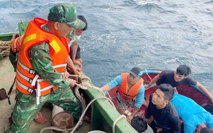 12 ngư dân được cứu khi tàu cá bị chìm ngoài khơi Gia Lai