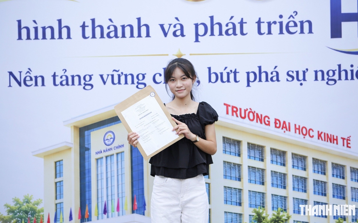 Nữ thủ khoa ngành thương mại điện tử quyết tâm săn học bổng đỡ đần cha mẹ