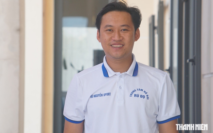Trưởng thôn lội ruộng 26 tuổi có bằng đại học tự động hóa ở Hà Tĩnh