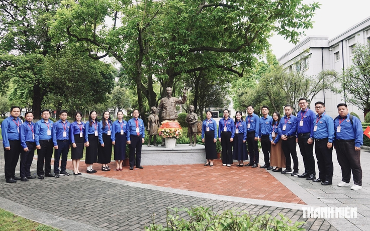 Dâng hoa tượng đài Bác Hồ ở Quảng Tây, Trung Quốc
