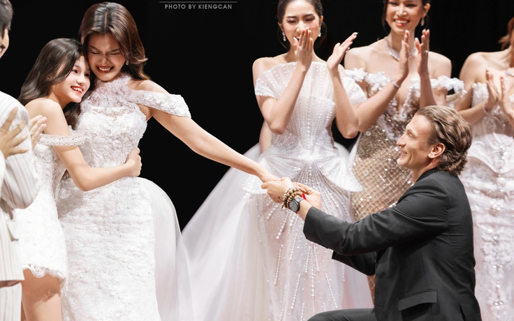 Phương Vy idol bất ngờ được chồng cầu hôn trên sân khấu