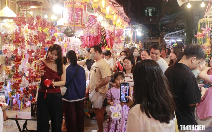 Đông nghịt người check - in phố lồng đèn Lương Nhữ Học, lên hình đẹp như phim
