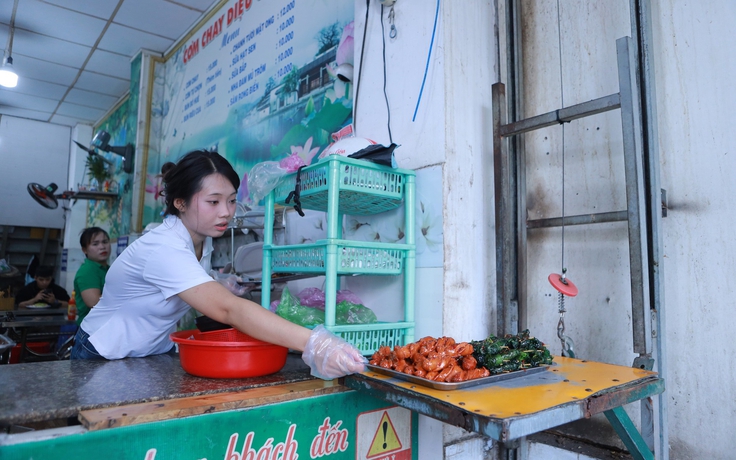 Tiền thuê mặt bằng tăng 5 lần, quán cơm chay 'thang máy' ở TP.HCM vẫn bán 15.000 đồng/phần
