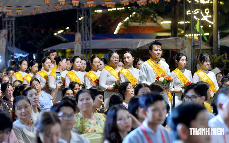 Mùa Vu lan: Xúc động hình ảnh cô bé 10 tuổi bật khóc nhớ mẹ đã khuất