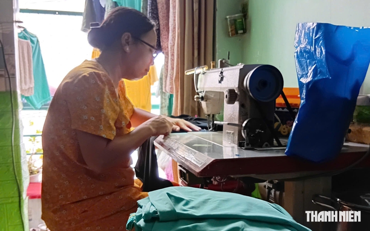 Đường kim mũi chỉ của người mẹ hiền và nỗi lo học phí cho con