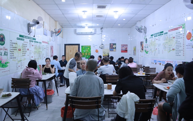 Quán chay 70 món ở TP.HCM, ngày rằm bán tới 2.000 phần: Sao lại ‘thôi kệ’?