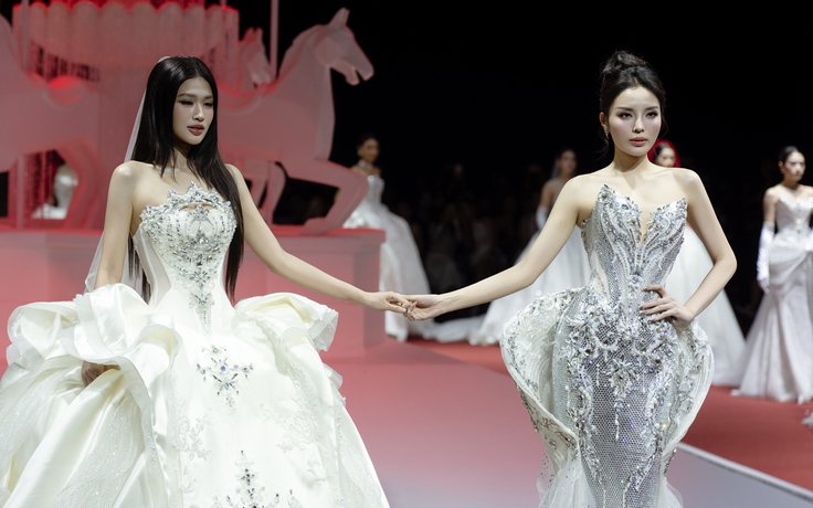 Kỳ Duyên và Thiên Ân thân thiết trong show diễn áo cưới