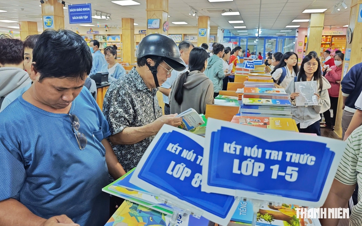 Học sinh TP.HCM tựu trường, nhà sách vẫn đông nghịt người tìm sách giáo khoa sáng nay