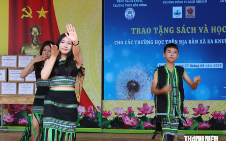 Chương trình Tủ sách Nhân ái - Ngôi nhà Trí tuệ đến với học sinh Ea Knuếc
