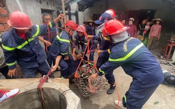 Công an giải cứu người đàn ông rơi xuống giếng khi sửa máy bơm