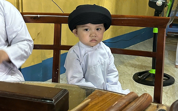 Cậu bé 3 tuổi mê tiếng trống nhạc lễ