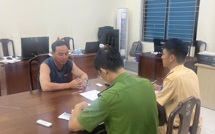Trốn truy nã trên xe khách đến Huế thì bị CSGT bắt giữ
