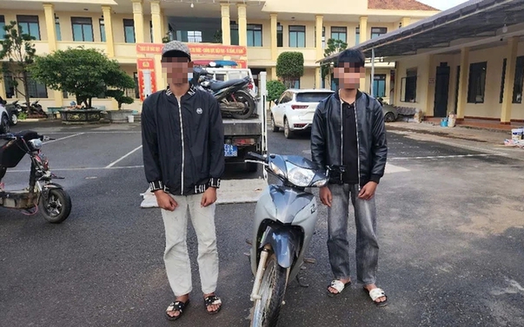 Bốc đầu xe máy trên quốc lộ rồi đăng TikTok 'câu view', nhóm thiếu niên bị xử lý