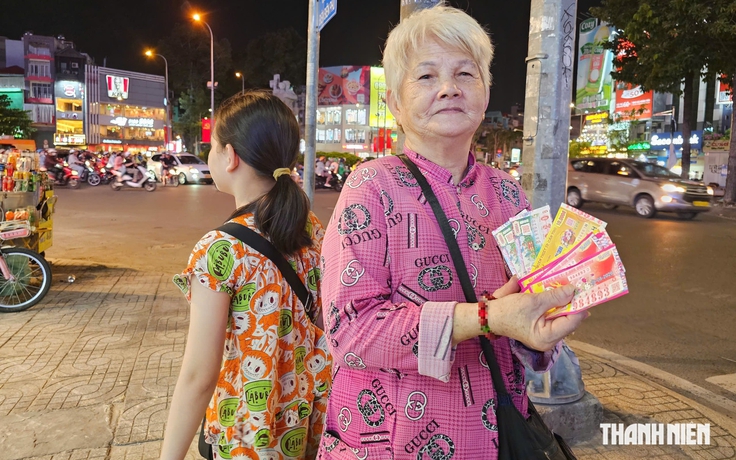Theo ngoại bán vé số ở TP.HCM, cô bé 10 tuổi từng khóc vì sợ phải nghỉ học