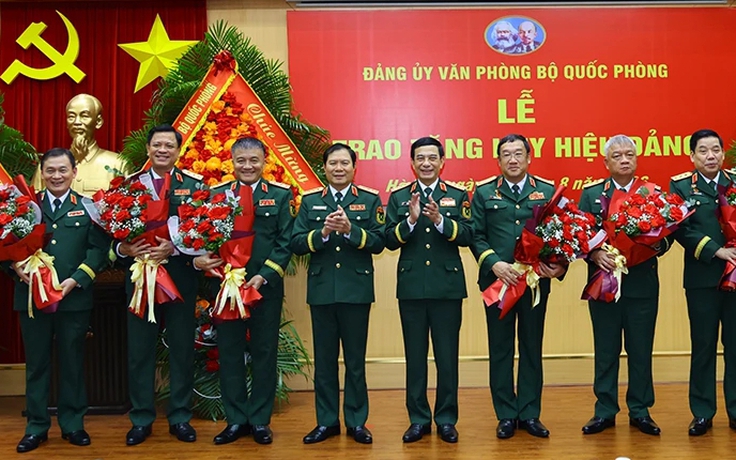 5 thứ trưởng Bộ Quốc phòng nhận Huy hiệu 35 tuổi Đảng