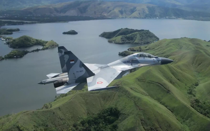 Tiêm kích Su-30MK2 của Không quân Indonesia lao khỏi đường băng