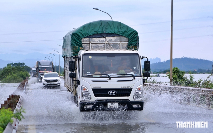 Còn hơn 5.800 hộ dân ngập lụt, cô lập trong mưa lũ bão số 4