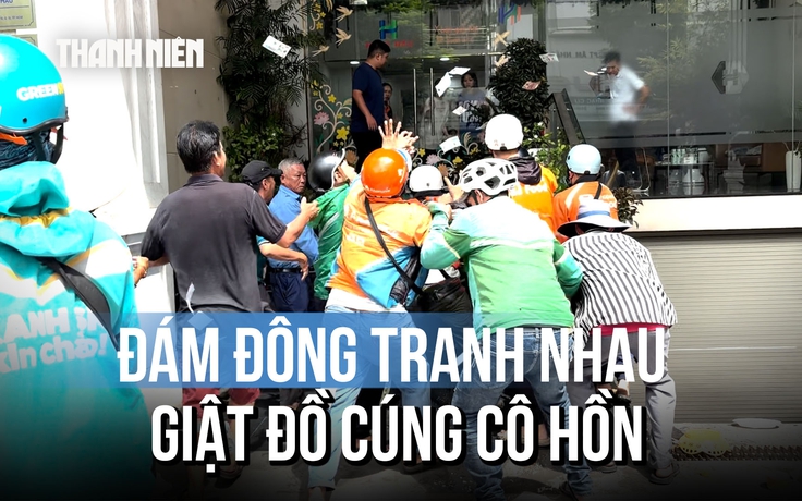 Đám đông tranh nhau giật đồ cúng cô hồn ở TP.HCM: Vì sao phong tục này vẫn tồn tại đến nay?