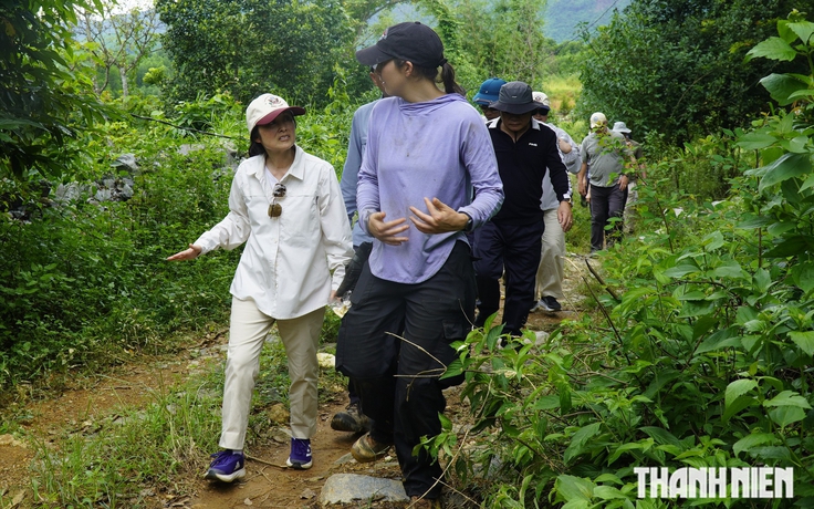 Đại sứ Mỹ băng rừng đến hiện trường tìm kiếm quân nhân mất tích tại Quảng Trị