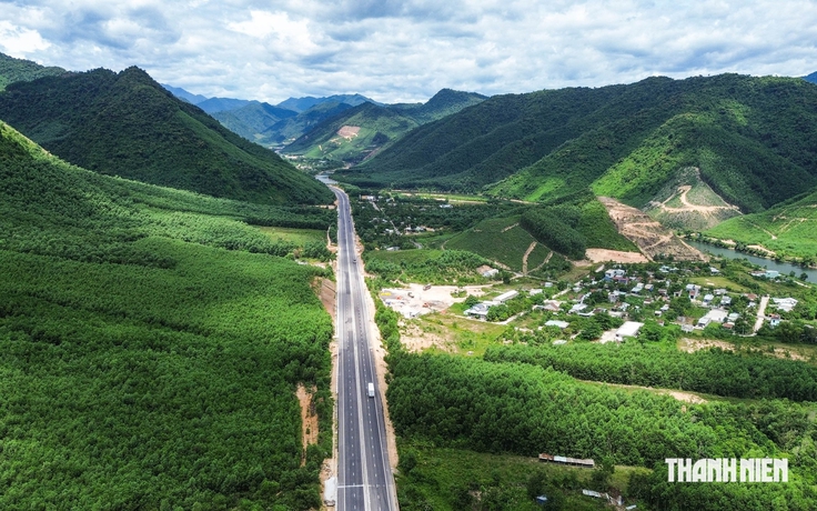 Cao tốc La Sơn - Hòa Liên: Vì sao tài xế không nên chạy quá 60 km/giờ?