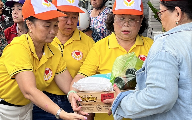 Một bàn tay trao đi, một bàn tay đón nhận