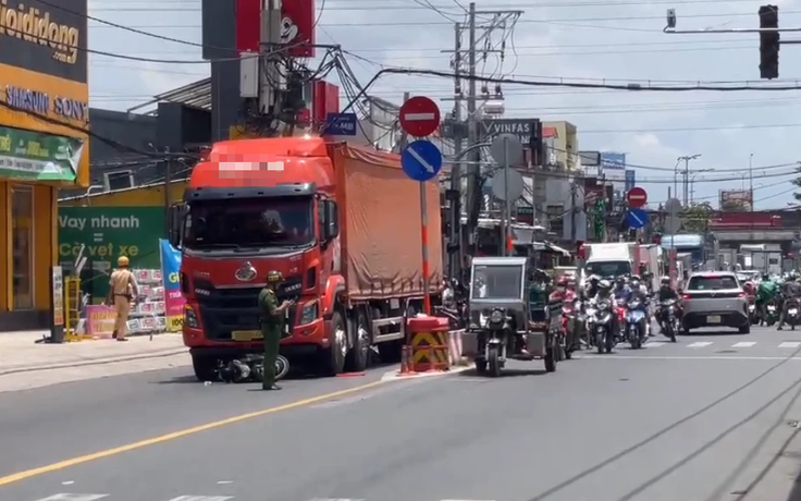 Xe máy va chạm xe tải giữa giao lộ ở TP.HCM, 2 người tử vong tại chỗ