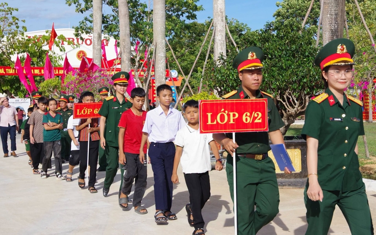 Học sinh Trường Thiếu sinh quân rời bản làng nhập học trong vòng tay yêu thương