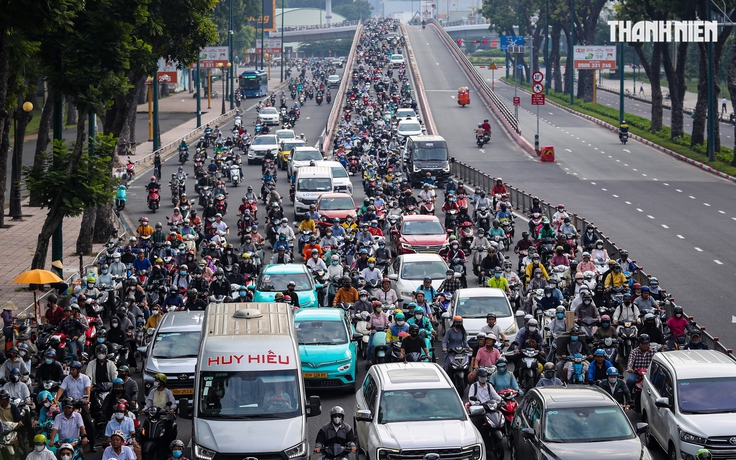 Nghỉ lễ 2.9: CSGT gợi ý cách tránh ùn tắc khi đi sân bay Tân Sơn Nhất