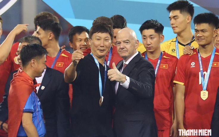 Chủ tịch FIFA Infantino thăm siêu sân vận động PVF đang xây dựng và CLB CAHN của Quang Hải - Văn Hậu