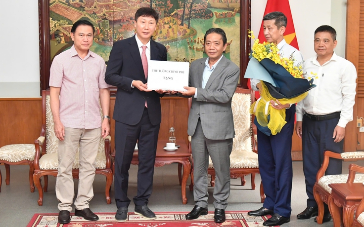 Thủ tướng Lê Minh Hưng tặng quà đội tuyển Việt Nam, HLV Kim Sang-sik nói lời cảm động