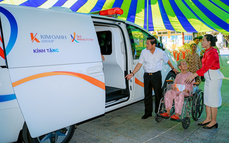 Trung tâm Y tế Phú Vang được Kim Oanh Group tặng xe cứu thương gần 1 tỉ