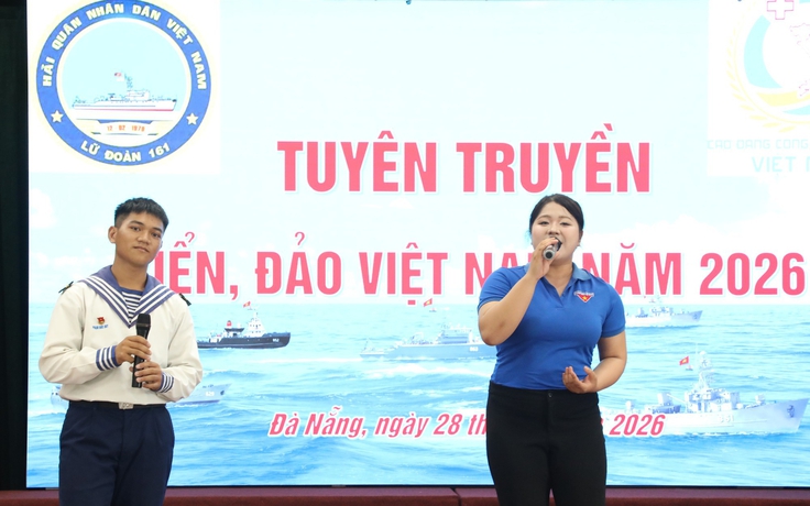 Hàng trăm tân sinh viên mang tình yêu biển, đảo đến Vùng 3 Hải quân