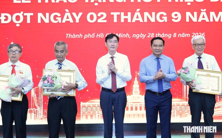 Chủ tịch Nguyễn Văn Được trao huy hiệu Đảng dịp Quốc khánh