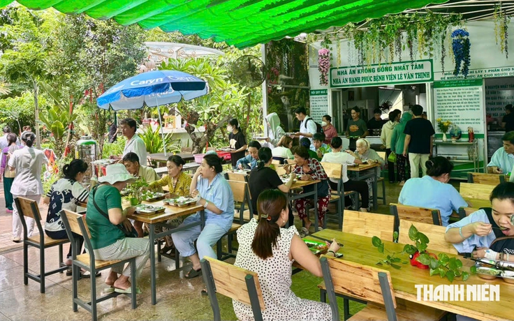 Chuyện tử tế: Nhà ăn không đồng trong bệnh viện mời mọi người dùng bữa