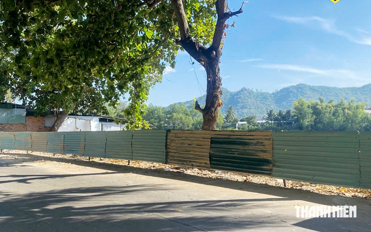 Dựng hàng rào ngăn xe tải đổ rác, xà bần ven sông Cái Nha Trang