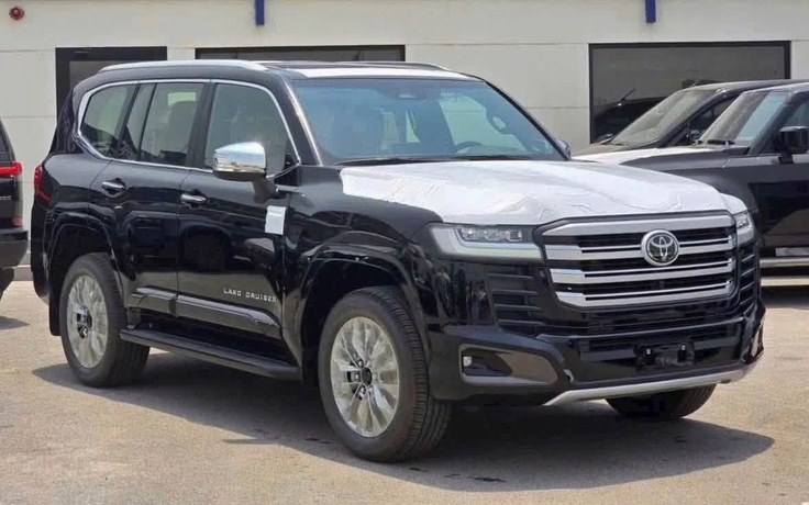 Chưa bán chính thức, 'xe chủ tịch' Toyota Land Cruiser Hybrid đã đội giá gần 1 tỉ