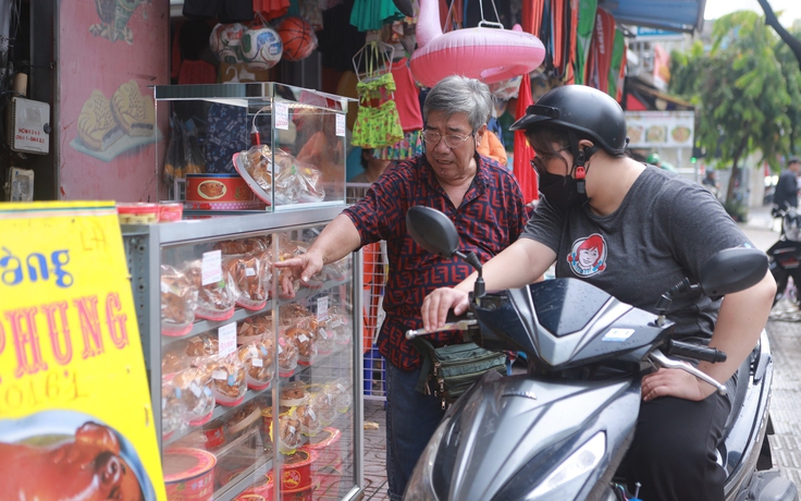 20 năm bán bánh trung thu hình con heo, khách cũ nay dắt con quay lại