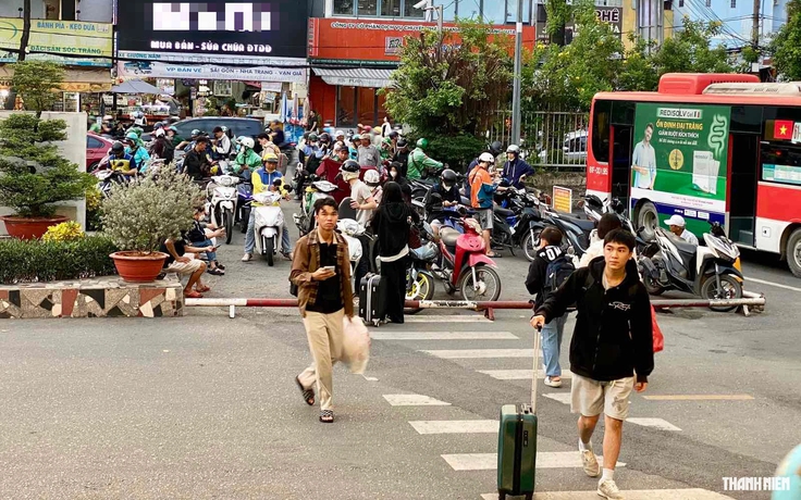 Dòng người rời thành phố, hối hả về quê nghỉ lễ 2.9