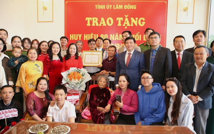 Hai cụ bà gần 100 tuổi ở Lâm Đồng nhận Huy hiệu 80 năm tuổi Đảng