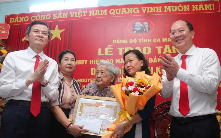 Trao Huy hiệu 80 năm tuổi Đảng cho đảng viên lão thành tại Cà Mau